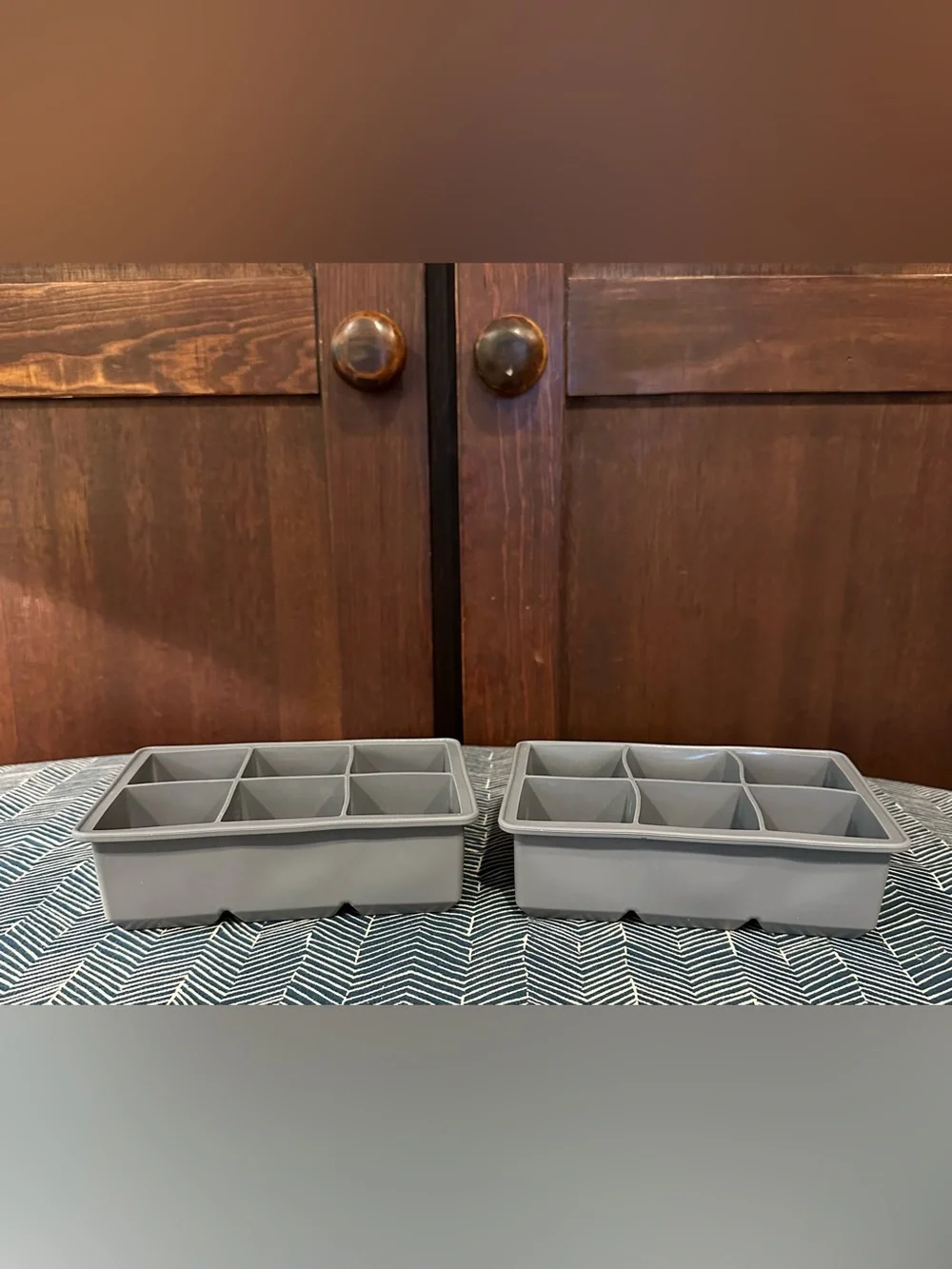 Set of 2 silicone ice cube trays • large ice “squares” • stackable